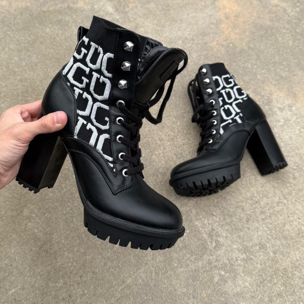 Cool vintage y2k 2000s black and white Guess platform heel goth style boots! 🦇